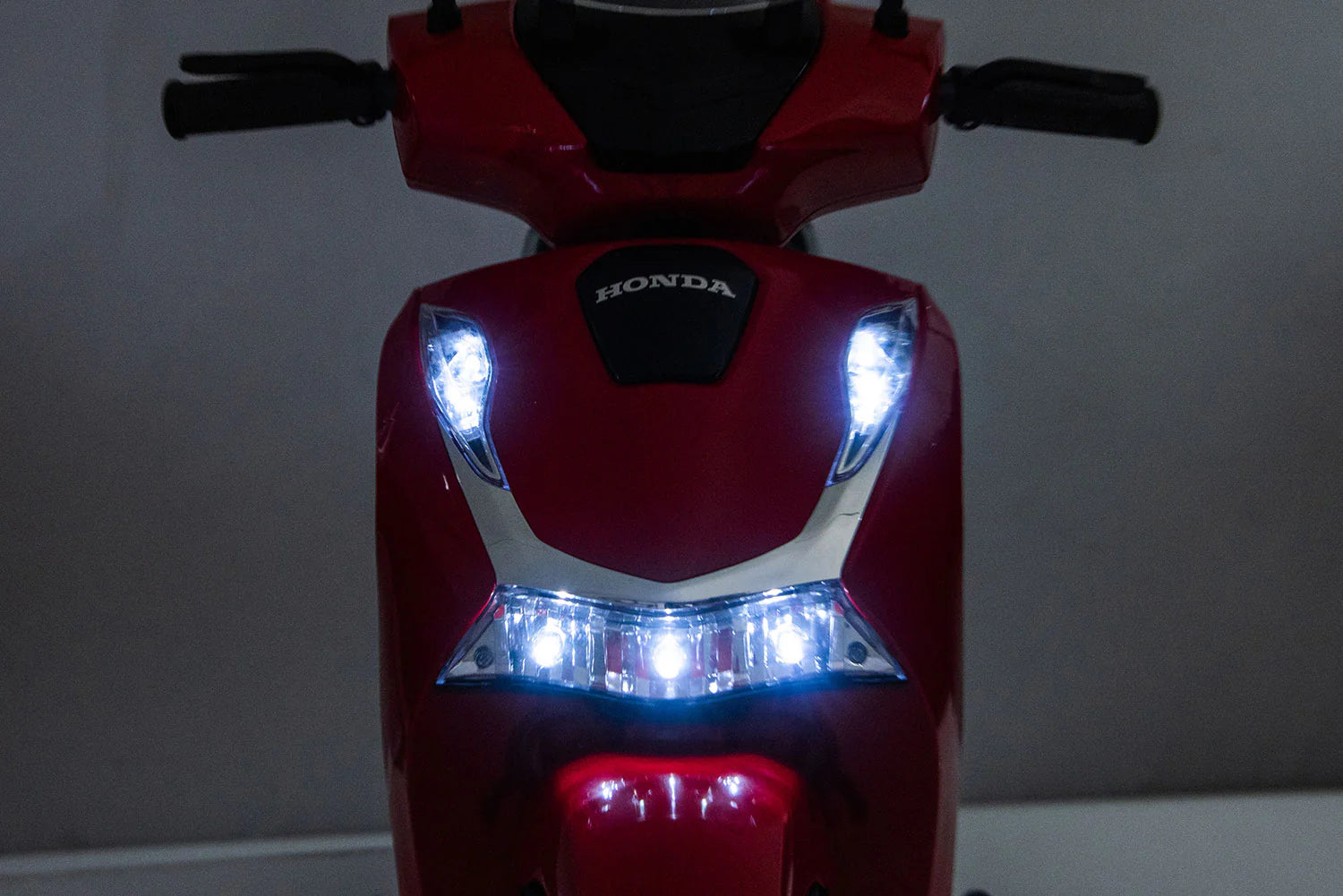 Scooter Elettrico per Bambini Licenza Ufficiale Honda SH125 12V con Ruote EVA e Sedile Pelle Rosso